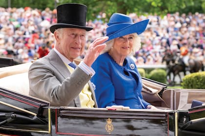 Los reyes Carlos III y Camilla encabezaron el desfile en su carruaje durante la jornada inaugural.  