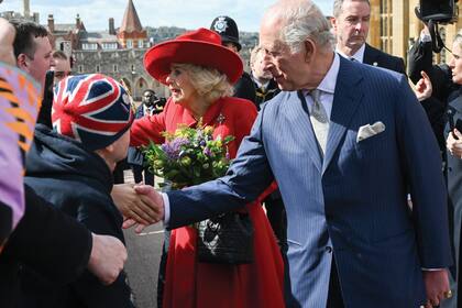 Los reyes Carlos III y Camilla saludan a la gente que se acercó a Windsor