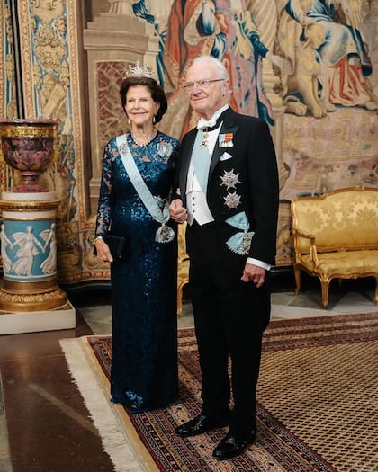 Los reyes Carlos XVI Gustavo y Silvia presidieron el evento. Ella llevó un imponente vestido en azul petróleo compuesto por cuerpo de lentejuelas y falda de tafetán con capas. Un look de manga larga y escote redondo que lograba que todas las miradas se dirigieran a la tiara de Leuchtenberg, una diadema flexible que la reina elevó con enormes zafiros.