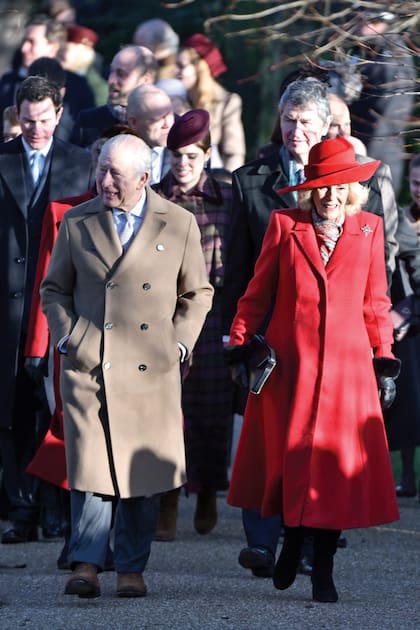 Los reyes
Carlos y Camilla
–con un tapado
diseñado por Anna
Valentine y sombrero
a juego de Philip
Treacy– encabezan
el tradicional paseo
desde Sandringham
House hasta la iglesia