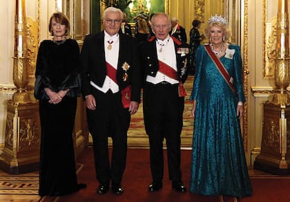 Los reyes Carlos y Camilla posan con el presidente de Alemania, Frank-Walter Steinmeier, y su mujer, Elke Budenbender, antes del banquete en el castillo de Windsor, el 3 de diciembre pasado. Fue uno de los eventos de la agenda oficial de la primera visita de Estado que hizo Alemania a Reino Unido en 27 años