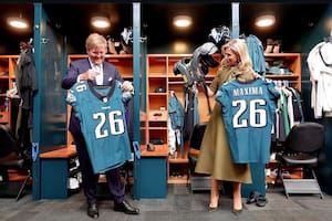 Look “verde militar”, recorrida por tres ciudades y una actividad “fuera del protocolo”