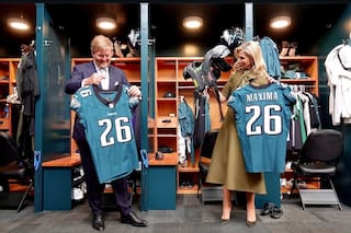 Su glamuroso look “verde militar”, recorrida por tres ciudades y una actividad “fuera del protocolo”