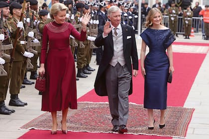 Los reyes de Bélgica, Felipe y Matilde, junto a la heredera, Elisabeth, también tuvieron un papel importante en los eventos del cambio de corona. Para el día, la soberana se decantó por un total look Dior: vestido con mangas tres cuartos, fino cinturón y detalles troquelados en el escote, stilettos a juego y una Lady Dior en rojo cereza. La princesa impactó con un vestido azul marino de Natan Couture, con escote Bardot y decorado con cristales negros, que complementó con stilettos Jimmy Choo y clutch negro