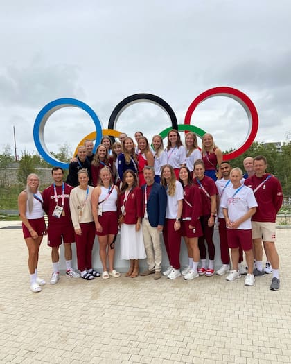 Los reyes de Dinamaca posan junto a parte del equipo nacional en la Villa Olímpica de Paris 2024