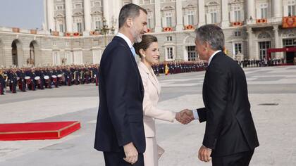 Los reyes de España dieron la bienvenida a Mauricio Macri con honores militares