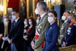 La reina Letizia protagonizó un blooper en público y debió ser asistida por su esposo
