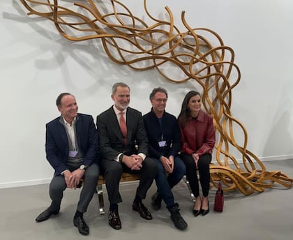 Los reyes de España se sentaron sobre una obra del argentino Pablo Reinoso en la última edición de ARCO, dirigida por Gómez Baeza durante dos décadas