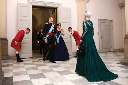 Los reyes de España son recibidos en el castillo de Christiansborg por la monarca danesa, que ese día les había otorgado la Orden del Elefante, la más alta distinción del reino, que Felipe y Letizia lucen con una banda celeste.