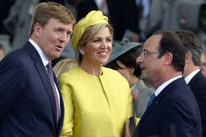 Los reyes de Holanda, Guillermo y Máxima saludan al anfitrión de la gala, el presidente francés Francois Hollande