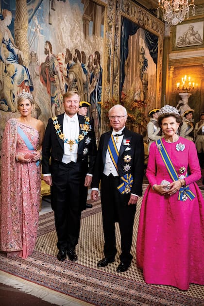 Los reyes de Holanda junto a sus pares y anfitriones, Carlos Gustavo y
Silvia de Suecia.