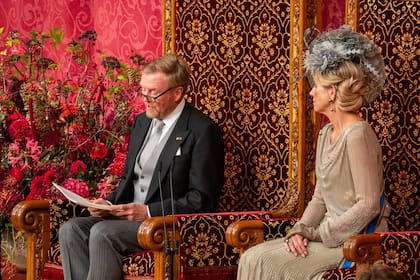Los reyes de los Países Bajos en el trono del Teatro Real durante el tradicional discurso del Día del Príncipe (Foto: Instagram @koninklijkhuis)