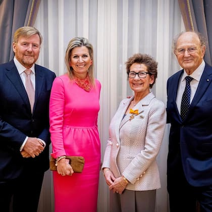 Los reyes de los Países Bajos, Guillermo y Máxima, junto a Janine van den Ende, quien recibió el reconocimiento real, y su esposo, Joop van den Ende (Foto: Instagram @koninklijkhuis)