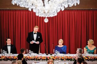 Los reyes de los Países Bajos junto a la presidenta Zuzana Čaputová y su pareja, Juraj Rizman, durante el banquete de Estado en el que Guillermo Alejandro dio un discurso.