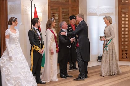 Los reyes de los Países Bajos saludan a los de Jordania y, después, a los recién casados.