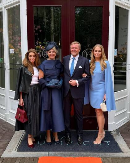 Los reyes de los Países Bajos y sus dos hijas mayores dijeron presente en los festejos del Día del Rey (Foto: Instagram @koninklijkhuis)