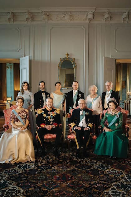 Los reyes de Suecia y de Dinamarca protagonizaron esta imagen para el recuerdo junto a los príncipes Victoria y Daniel, Carlos Felipe y Sofía, y la princesa Cristina (hermana del rey sueco) y su marido, Tord Magnuson.