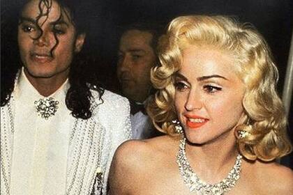 Dos estrellas, una cita: la cantante llegó a la entrega de los Oscar 1991 caracterizada como Marilyn Monroe... y de la mano de Michael Jackson