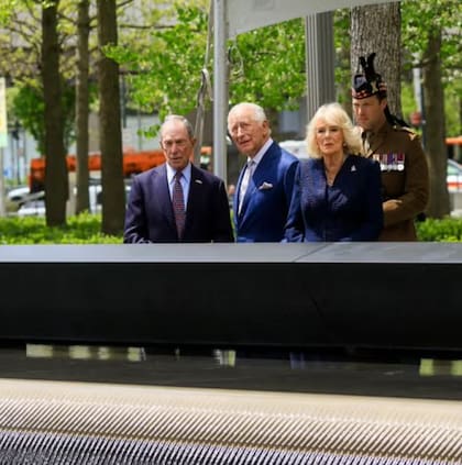Los reyes del Reino Unido se acercaron hasta el memorial