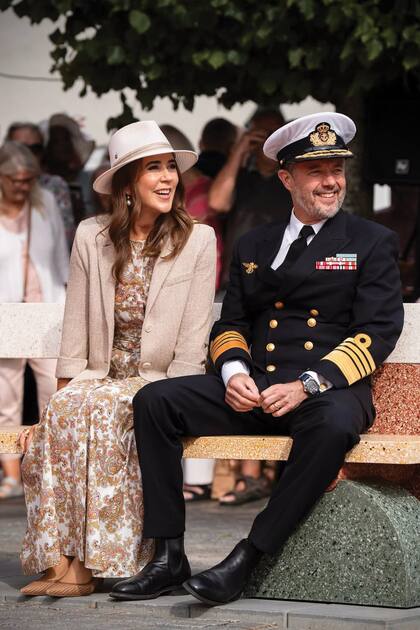 Los Reyes, distendidos en Samsø, la última parada de la gira de verano de este año.
Mary lució un maxivestido con estampado búlgaro de EM+EM, blazer de Harris Wharf London, stilettos de rafia de Gianvito Rossi, pendientes de perlas de Dulong y un sombrero de Canopy Bay