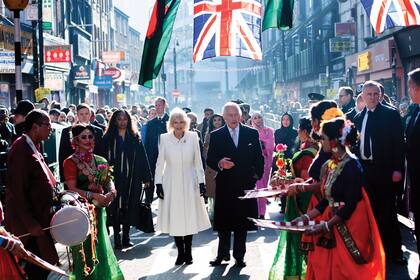Los Reyes durante su caminata por Brick Lane, corazón de la comunidad bangladesí en Londres.