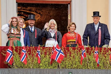 Los Reyes en la celebración del Día Nacional de Noruega junto a los príncipes herederos Haakon y Mette-Marit, y sus nietos, Ingrid Alexandra y Sverre Magnus.