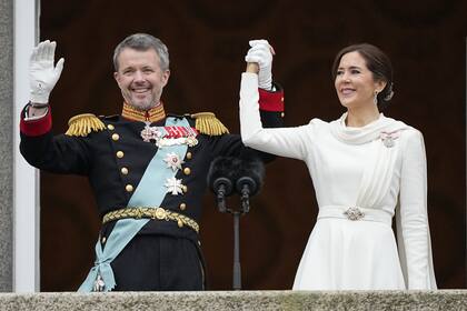 Los reyes Federico X y Mary de Dinamarca saludan a su pueblo desde el balcón del Castillo de Christiansborg en Copenhague.
