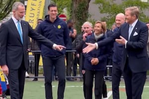 Los reyes de España y Países Bajos inauguraron un partido de fútbol que empezó con el pie izquierdo