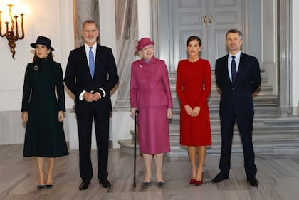 Los Reyes Felipe VI y Letizia junto a la reina Margarita II de Dinamarca y los príncipes herederos, Federico y Mary durante una visita de Estado
