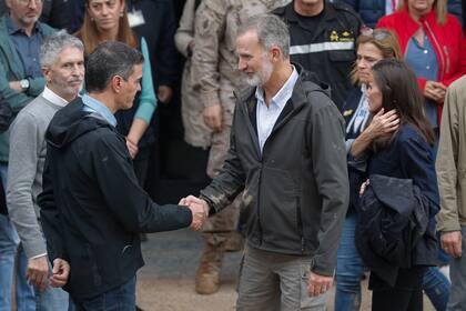 Los reyes Felipe VI y Letizia saludan al presidente el Gobierno Pedro Sánchez, tras visitar el Centro de Emergencias de la Generalitat valenciana, en l'Eliana (Valencia)