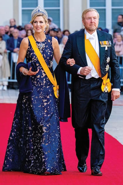 Los reyes Guillermo y Máxima –junto a los reyes de Bélgica, únicos miembros de la realeza europea que participaron del histórico día– a su llegada al Palacio Ducal. Espléndida, la reina de Países Bajos brilló con un vestido de guipure firmado por Natan Couture y la emblemática tiara de zafiros y diamantes que llevó en la coronación de su marido y que complementó con pendientes también de zafiros y diamantes, brazalete a juego y un gran broche en el pecho
