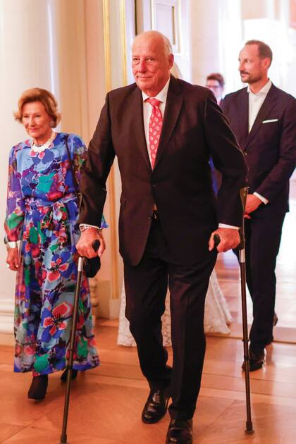 Los reyes Harald y Sonia arriban a la fiesta.