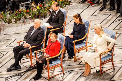 Los reyes Harald y Sonia de Noruega, junto a los príncipes Haakon y Mette-Marit y la princesa Ingrid, en la ceremonia de entrega de los premios Nobel, el 10 de diciembre de 2025.