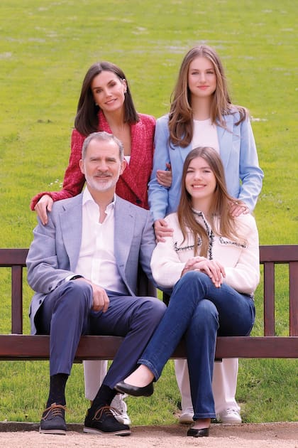 Los Reyes juntos a sus herederas. Mientras que Felipe llevó pantalón, saco (ambos en tonos claros) y camisa blanca, Letizia optó por una chaqueta de tweed de Mango –de su guardarropa– que acompañó con pantalón blanco y un par de zapatillas Hugo Boss, una de sus marcas preferidas, en cuero italiano. Como accesorio llevó unos aros de Gold & Roses, en oro rosa y diamantes.