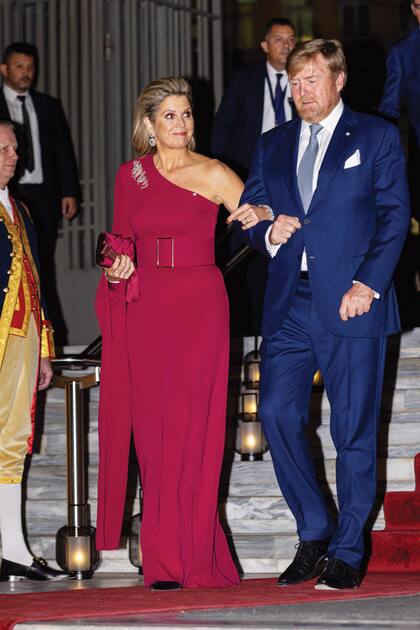 Los Reyes llegan a la sala de conciertos Megaron Mousikis, en Atenas, donde vieron la actuación del Nederlands Dans Theater.