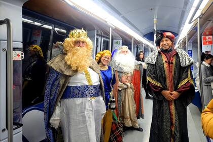 Los Reyes Magos en el subte de Madrid.