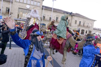 Los Reyes Magos montados en sus camellos cabalgan en Ourense, España.