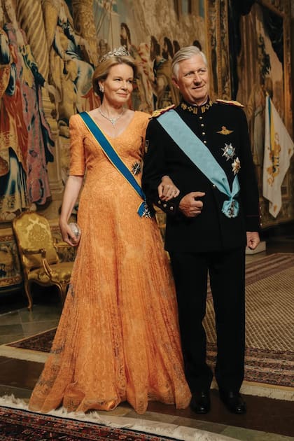Los reyes Matilde y Felipe de Bélgica estuvieron entre los invitados. Ella, impecable con uno de sus diseños más aplaudidos: un vestido naranja de corte imperial, confeccionado en tul bordado con estampa floral, de Armani, coronado con la tiara de laurel con diamantes, fabricada por Hennel & Sons en 1912
