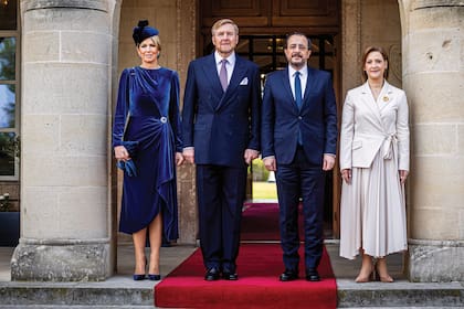Los reyes (Máxima, con vestido de terciopelo azul de Costarellos, tocado de Philip Treacy, accesorios a tono, pendientes de zafiros y broche recubierto de diamantes en la cintura y customizado para ella, look que estrenó en diciembre de 2023), posan junto al presidente Níkos Christodoulídis y su mujer, Philippa Karsera.