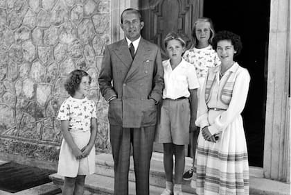 Los reyes Pablo y Federica de Grecia y sus tres hijos, Sofía, Constantino e Irene, por 1950