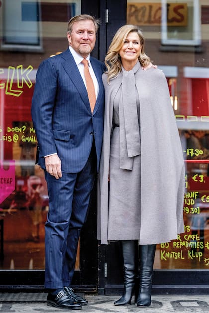 Los Reyes posan para los fotógrafos. Ella estrenó un conjunto –vestido y capa de cashmere– de Begg x Co que complementó con botas de caña alta Gianvito Rossi