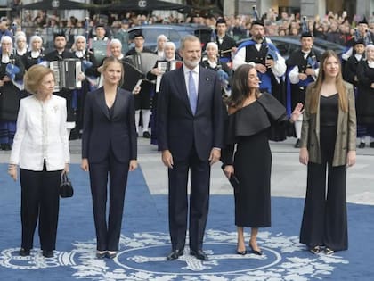 Los Reyes y sus hijas, vestida por Alejandro de Miguel. (Foto: Europa Press)