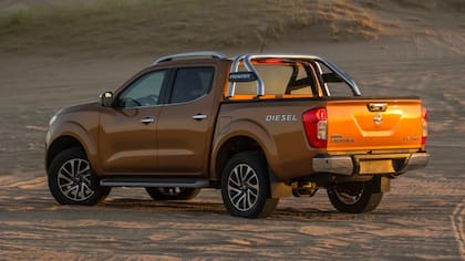 Los rieles del techo son de serie, la barra protectora y la capota son opcionales