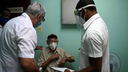 Los riesgos de la operación cubana para vacunar a su población sin conocer si sus dosis contra el coronavirus funcionan