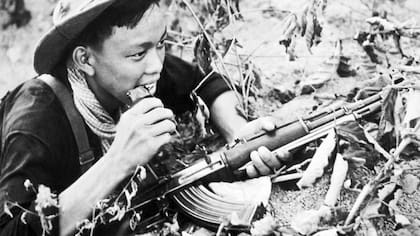 Los rifles AK-47, como el que porta este soldado del Vietcong, funcionaban mejor en las condiciones de humedad y fango de la selva en comparación con los M-16 del ejército estadounidense, que tuvieron que ser reconfigurados tras reportarse numerosos fallos al inicio del conflicto
