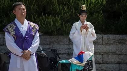 Los ritos y tradiciones del pasado siguen teniendo gran peso en la sociedad en Corea del Sur.