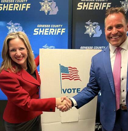 Los rivales demócratas a los que Gilchrist enfrentará en las primarias incluyen a la secretaria de Estado, Jocelyn Benson, y al sheriff del condado de Genesee, Chris Swanson