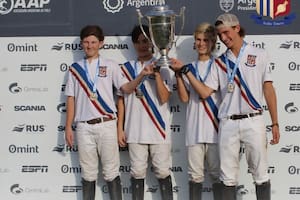 Los Robles Azul, campeón de la Copa Santa Paula 2025: festejan Matías González Otharán, Fermín Mac Donough, Beltrán Riglos y Florencio Lanusse,
