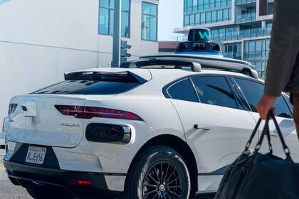 Los robotaxis de Waymo se impusieron frente a los de Tesla en la prueba de un periodista