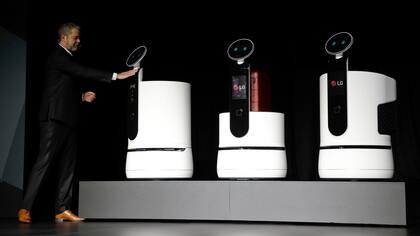 Los robots de LG, pensados para llevar valijas o servir como changuito para el supermercado